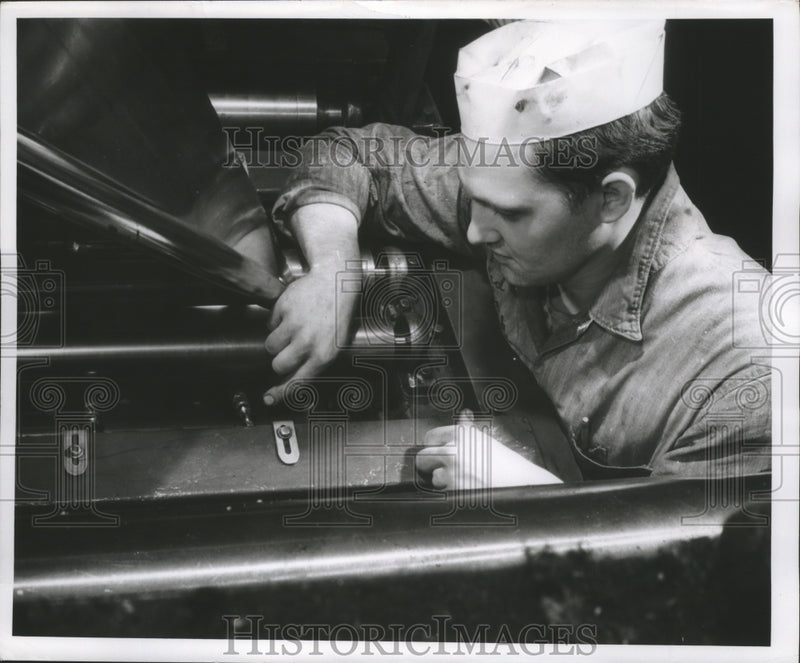 Load image into Gallery viewer, 1957 Press Photo Press operator in Press Room of the Milwaukee Journal

