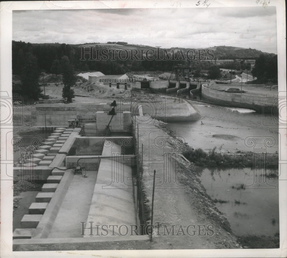 1950 Press Photo A view overlooking a dam in France- Historic Images