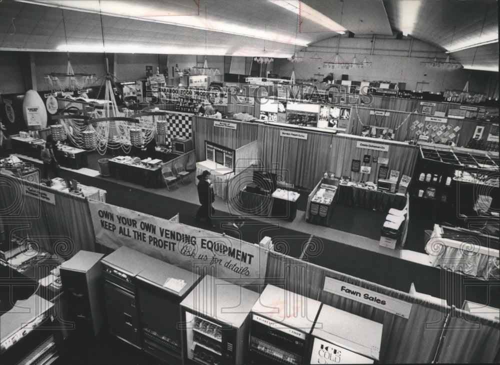 1974 Press Photo The Red Carpet Expo large exhibition areas (Milwaukee)