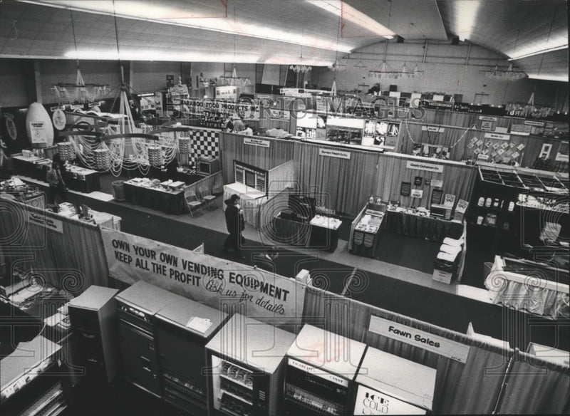Load image into Gallery viewer, 1974 Press Photo The Red Carpet Expo large exhibition areas (Milwaukee)
