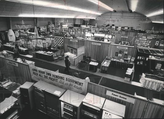 1974 Press Photo The Red Carpet Expo large exhibition areas (Milwaukee)