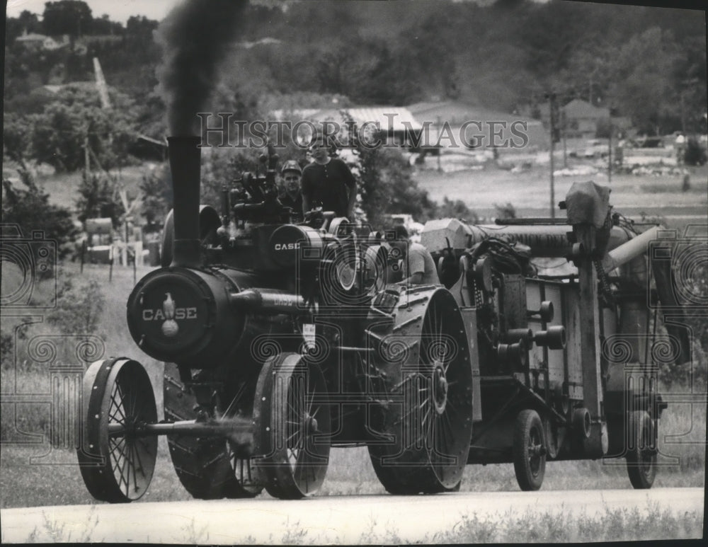 1966 Press Photo Antique Steam Tractor pulls thresher to show in Sussex- Historic Images