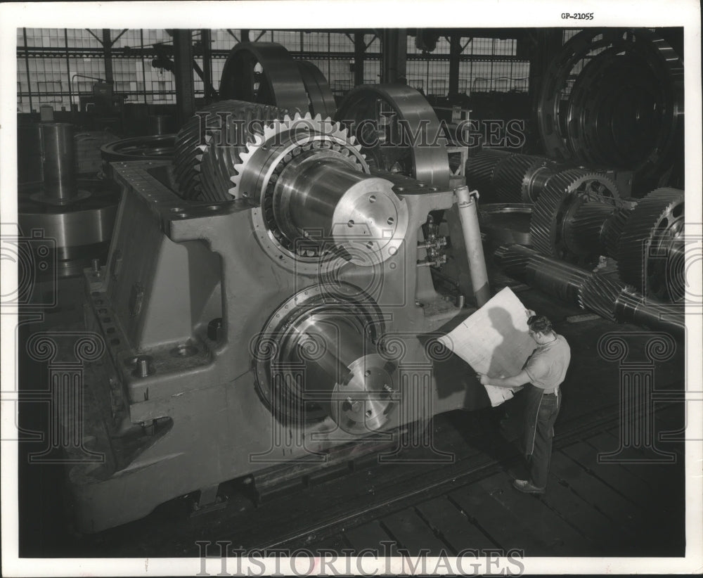 1974 Press Photo Falk Corporation workman studying plans for large pinion stand