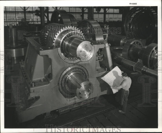 1974 Press Photo Falk Corporation workman studying plans for large pinion stand