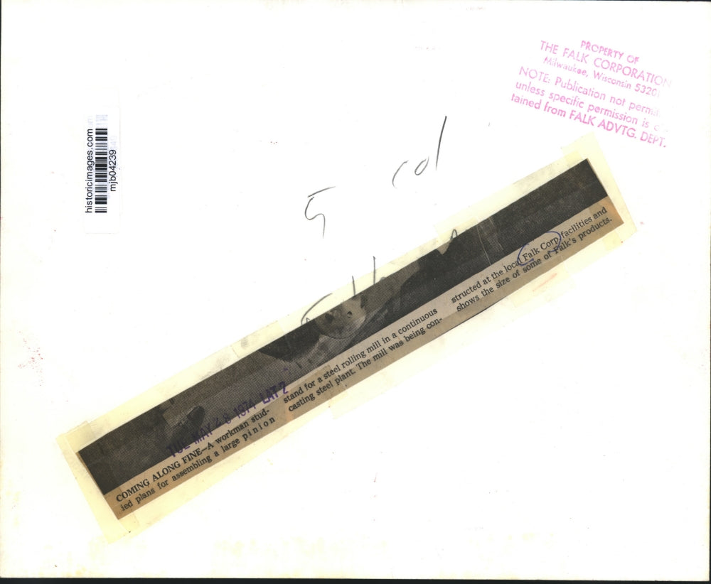 1974 Press Photo Falk Corporation workman studying plans for large pinion stand