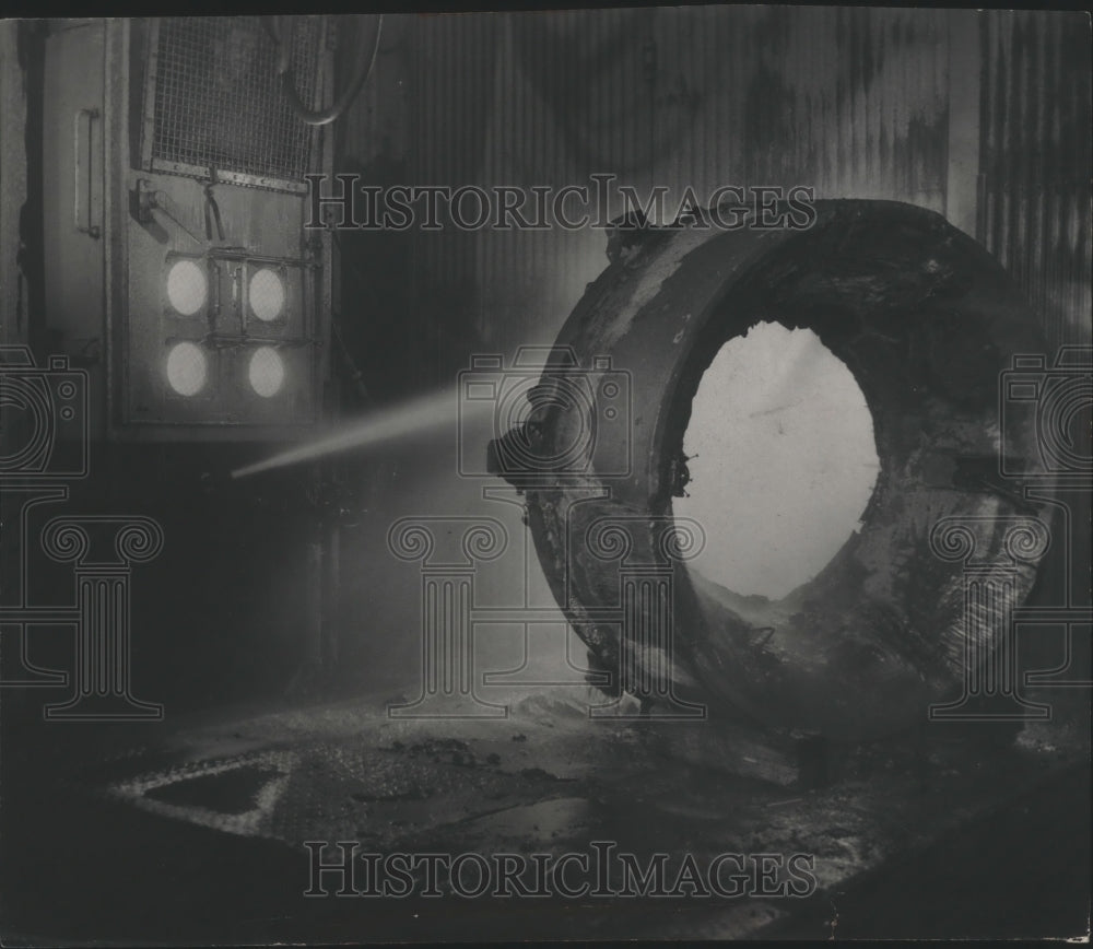 1952 Press Photo Frank Wilke Jr. using a hydrosandblaster at Falk Corporation.