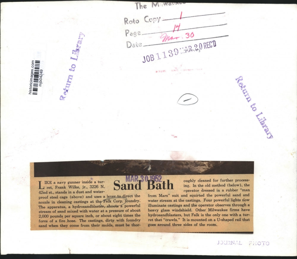 1952 Press Photo Frank Wilke Jr. using a hydrosandblaster at Falk Corporation.
