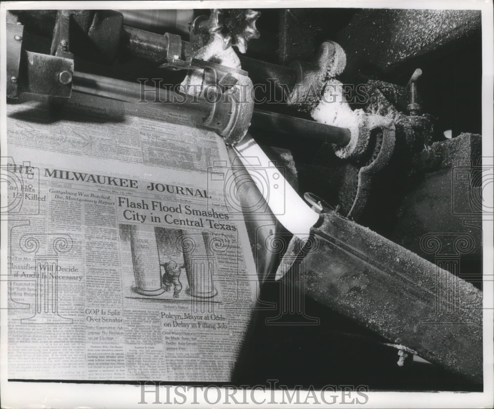 1957 Press Photo Cutting strip off paper roll, Milwaukee Journal Press Room- Historic Images