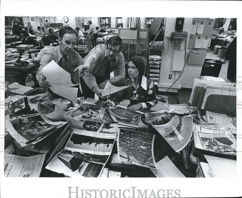 Load image into Gallery viewer, 1960 Press Photo Jim Conklin, Pat Horan, and Mary Fran Cahill News Department
