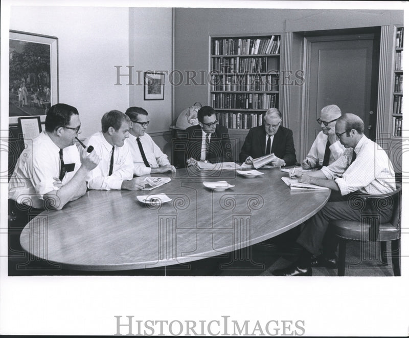 Load image into Gallery viewer, 1968 Press Photo The Milwaukee Journal News Department in Wisconsin - mjb04446
