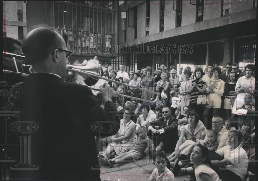 1963 Press Photo Dick Ruedebusch and his jazz band play the Festival of Arts- Historic Images