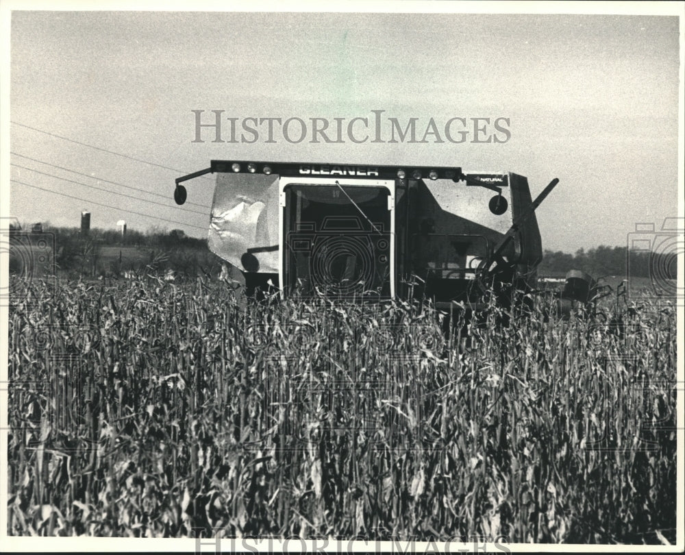 1987 Press Photo Farmer drove a corn combine in Amherst Junction, Portage County- Historic Images