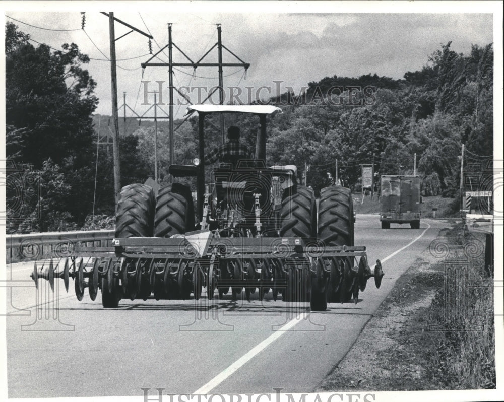 1983 Press Photo Farm Tractor Moves Along Highway 35 in Buffalo County- Historic Images