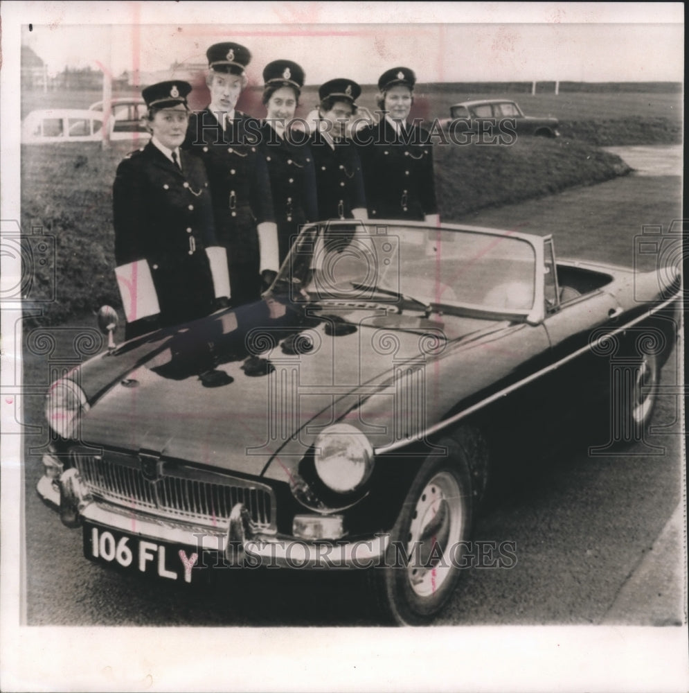 1963 Press Photo Five women in the British police force pose near car, London- Historic Images