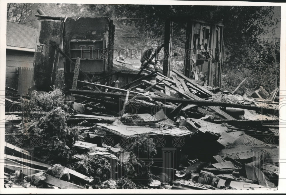 1991 Press Photo Firefighter on scene of home explosion in Racine, Wisconsin- Historic Images