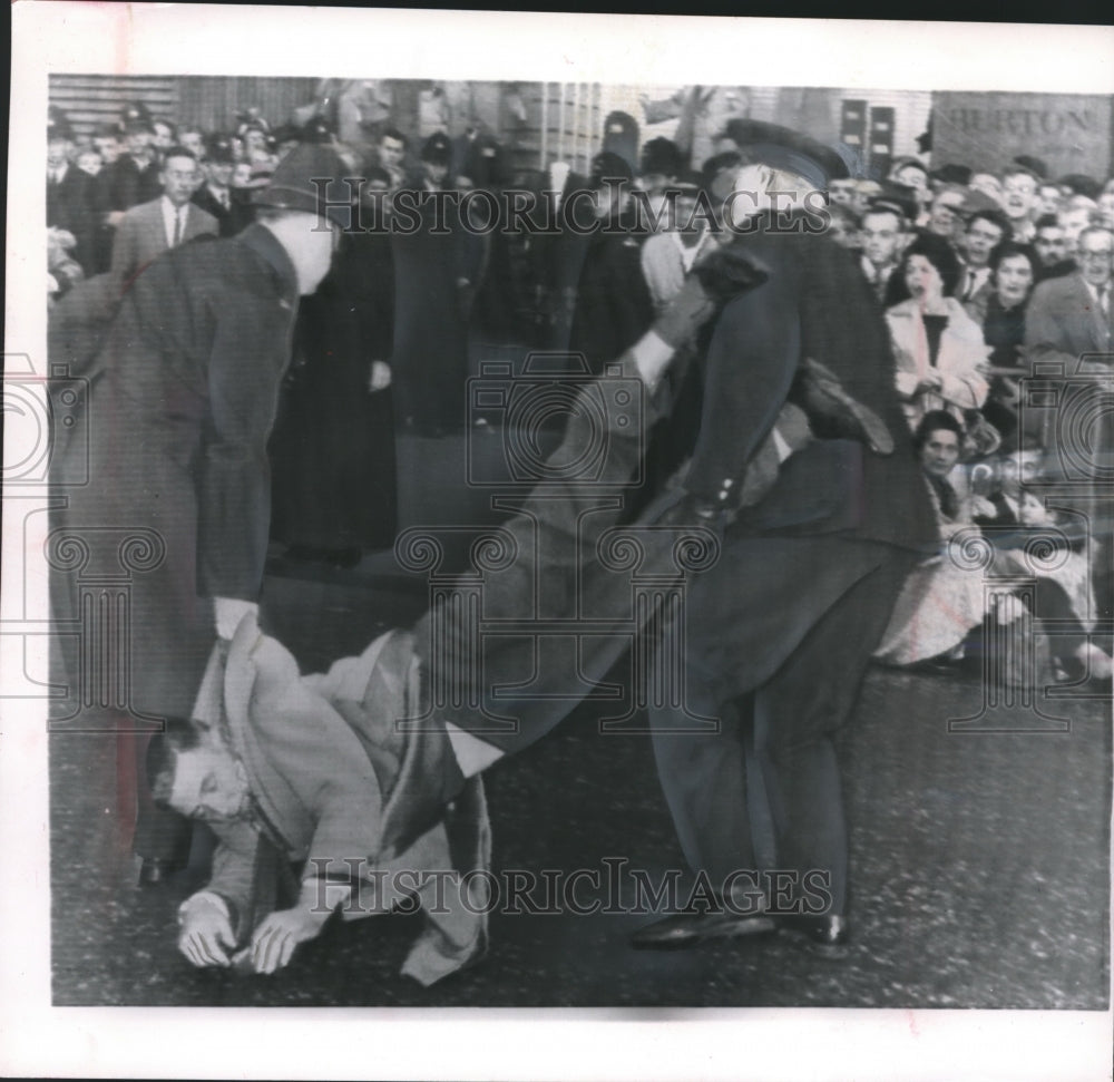 1961 Press Photo Demonstrator at &quot;ban the bomb&quot; rally, Trafalgar square, London.- Historic Images