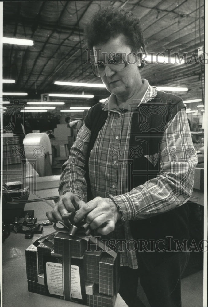 1991 Press Photo Marie Dahlke, assembles a food sampler box, Figi&#39;s food gifts.- Historic Images