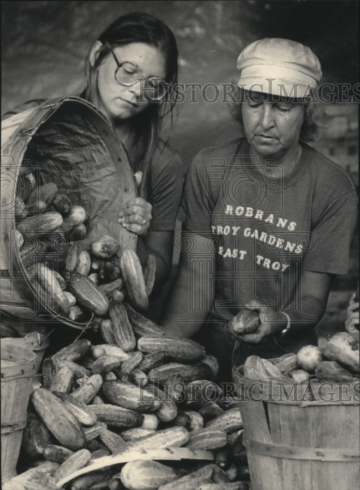 1986 Press Photo Diane Treffinger and Sally Rodman sorted cucumbers on the farm- Historic Images