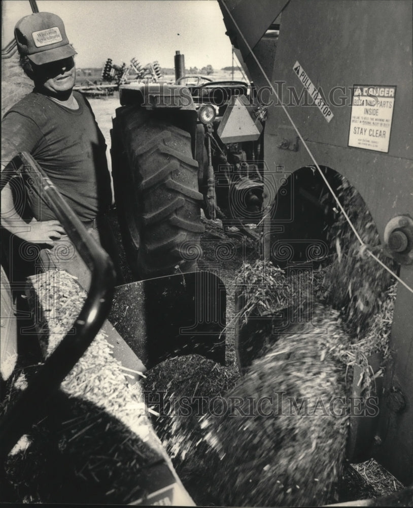 1986 Press Photo Dick Morris operates a chopping machine &amp; prepares a hay crop- Historic Images