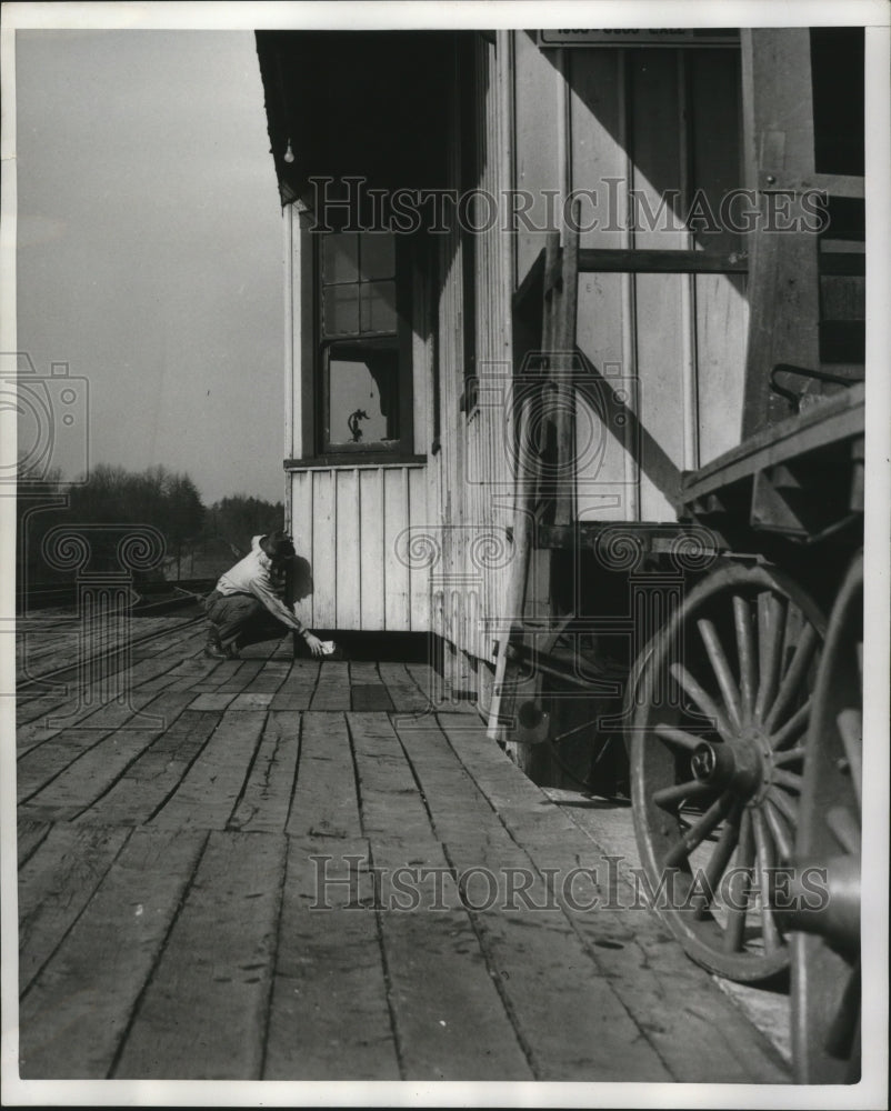 1952 Press Photo A man comes to pick up a dummy package placed by agents- Historic Images