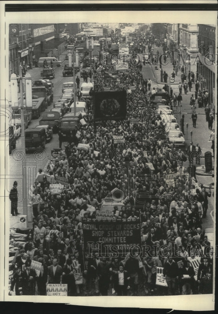 Load image into Gallery viewer, 1972 Press Photo England - English Longshoreman strike demonstrations and riots
