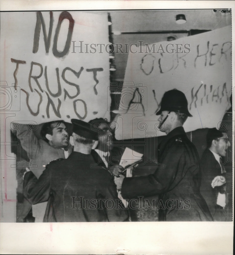 1965 Press Photo Protesting United Nations Secretary General Thant Peace Mission