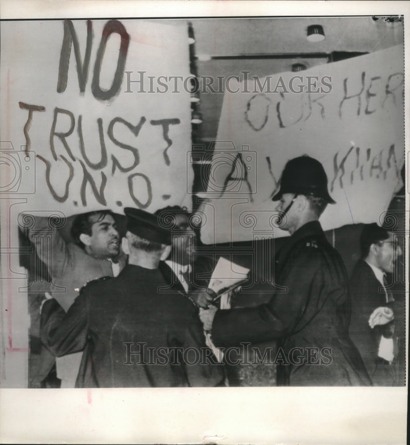 Load image into Gallery viewer, 1965 Press Photo Protesting United Nations Secretary General Thant Peace Mission
