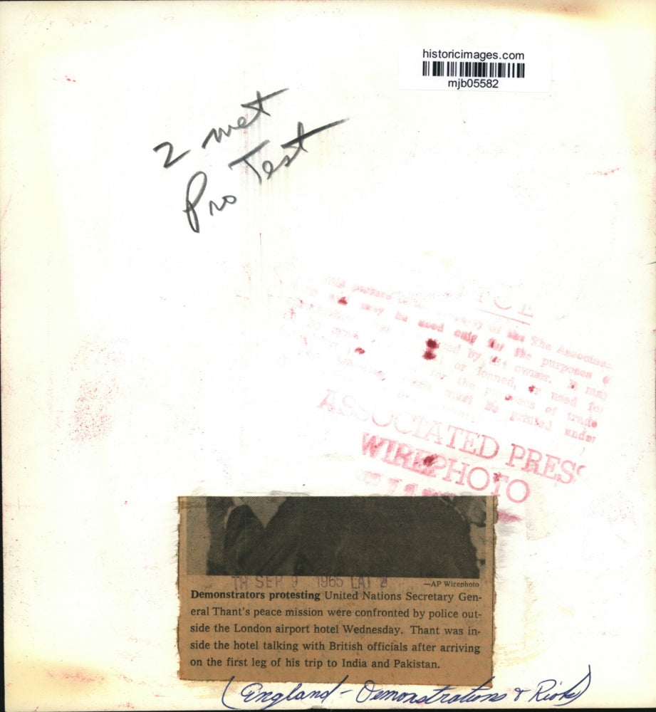 1965 Press Photo Protesting United Nations Secretary General Thant Peace Mission