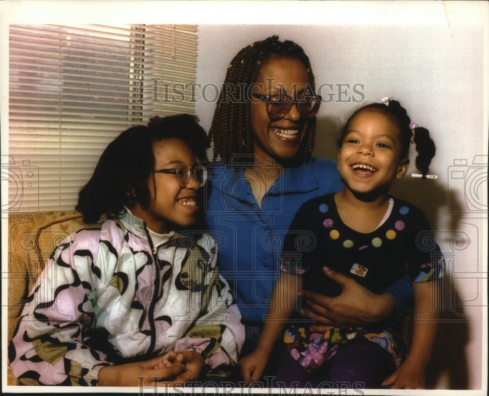 1994 Press Photo Michaeleen Riley and Her Daughters Tiffani and Megan- Historic Images