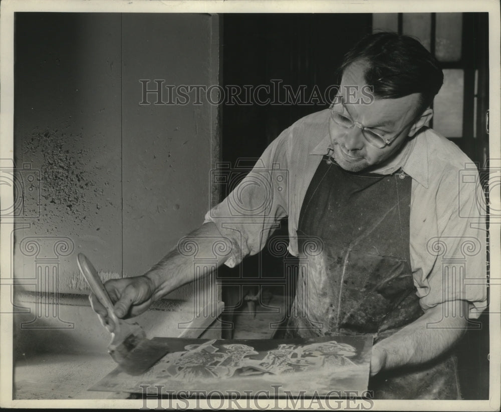 1938 Press Photo A Milwaukee Journal pressman at work - mjb05638