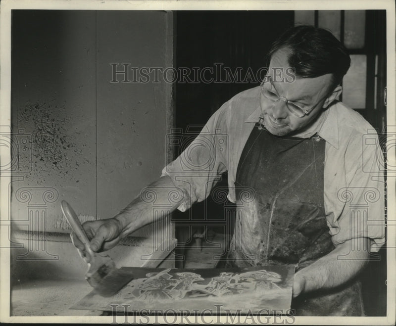 Load image into Gallery viewer, 1938 Press Photo A Milwaukee Journal pressman at work - mjb05638
