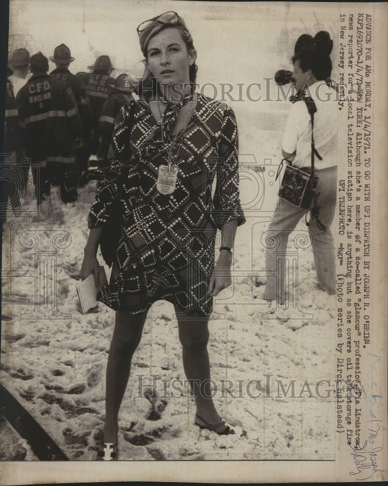 1971 Press Photo Pia Linstrom news reporter covering oil tank storage fire