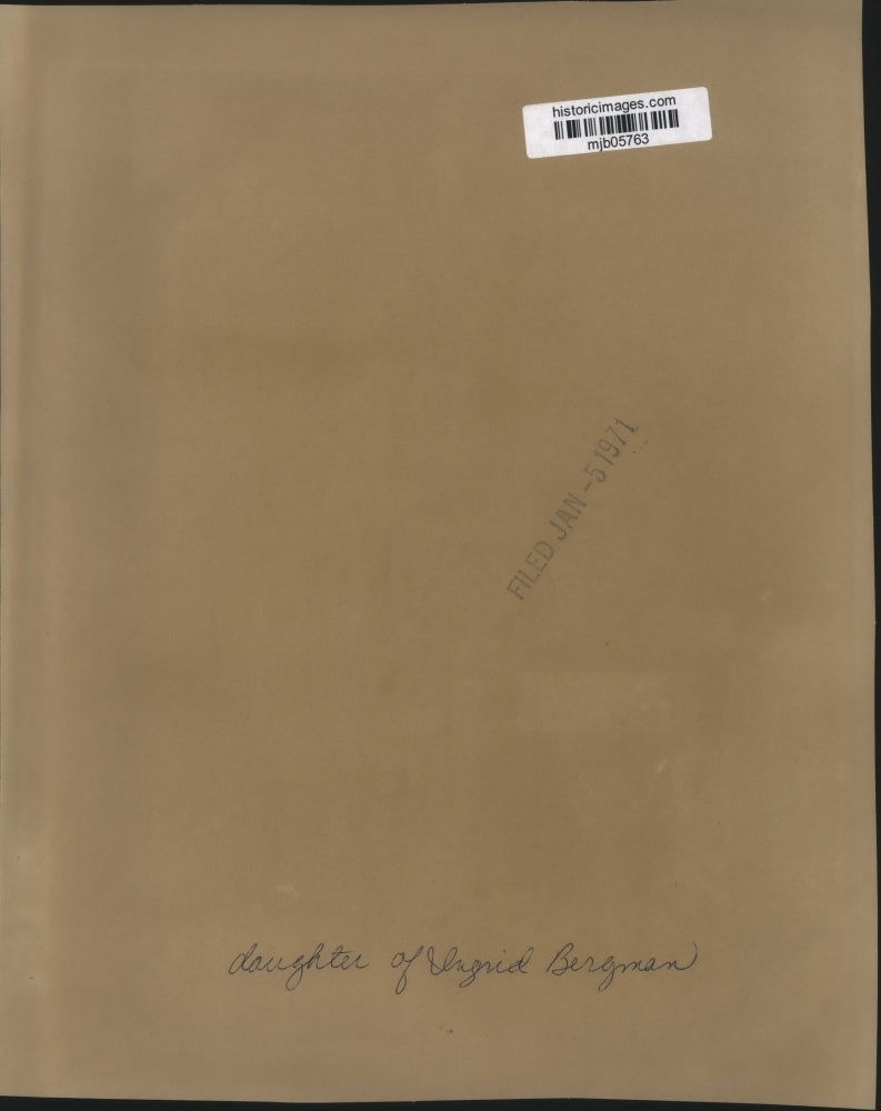 1971 Press Photo Pia Linstrom news reporter covering oil tank storage fire