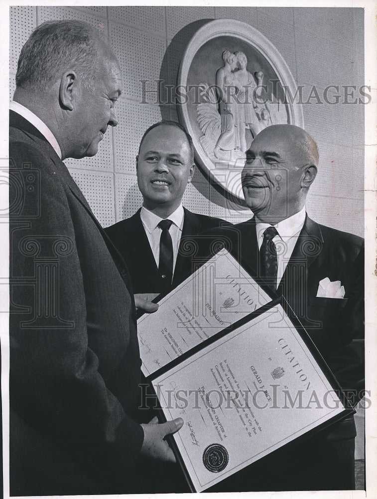 Load image into Gallery viewer, 1967 Press Photo David Link, editor at Milwaukee Sentinel, receiving an award.
