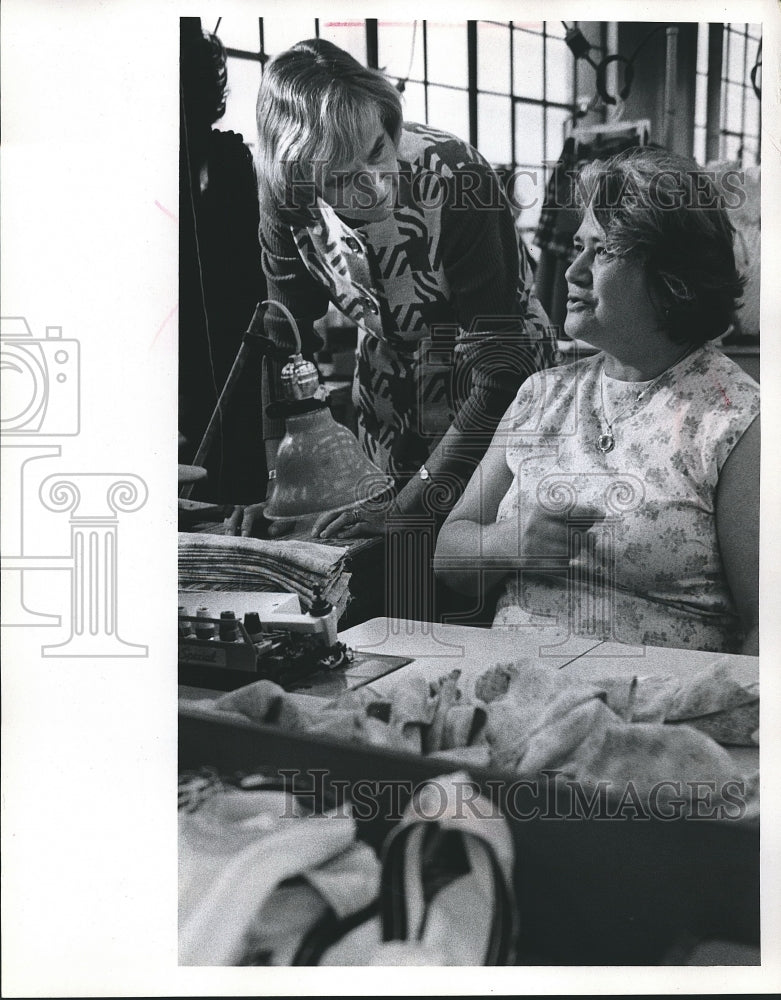 Load image into Gallery viewer, 1972 Press Photo Mary Lindsay talks to Mrs. Janian Uriniuk at the Junior House
