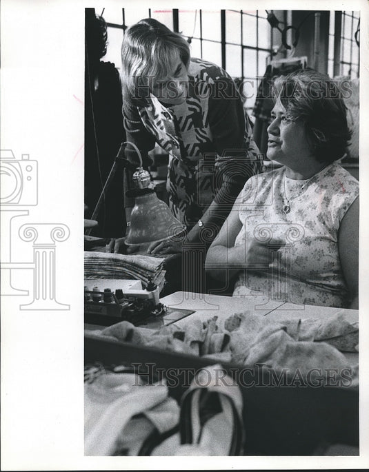 1972 Press Photo Mary Lindsay talks to Mrs. Janian Uriniuk at the Junior House