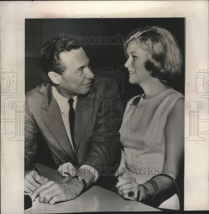 Load image into Gallery viewer, 1962 Press Photo Alan Livingston and Nancy Olson to Wed in Hollywood, California
