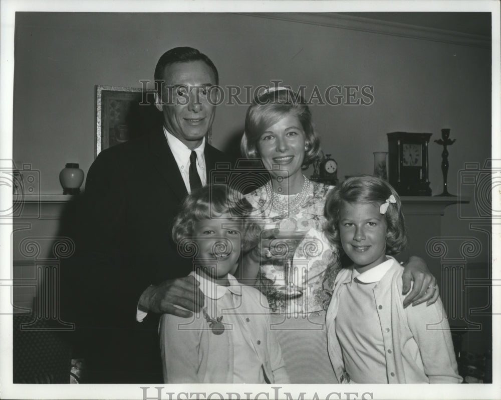 1962 Press Photo Alan Livingston and Wife Nancy Olson with Her Two Daughters