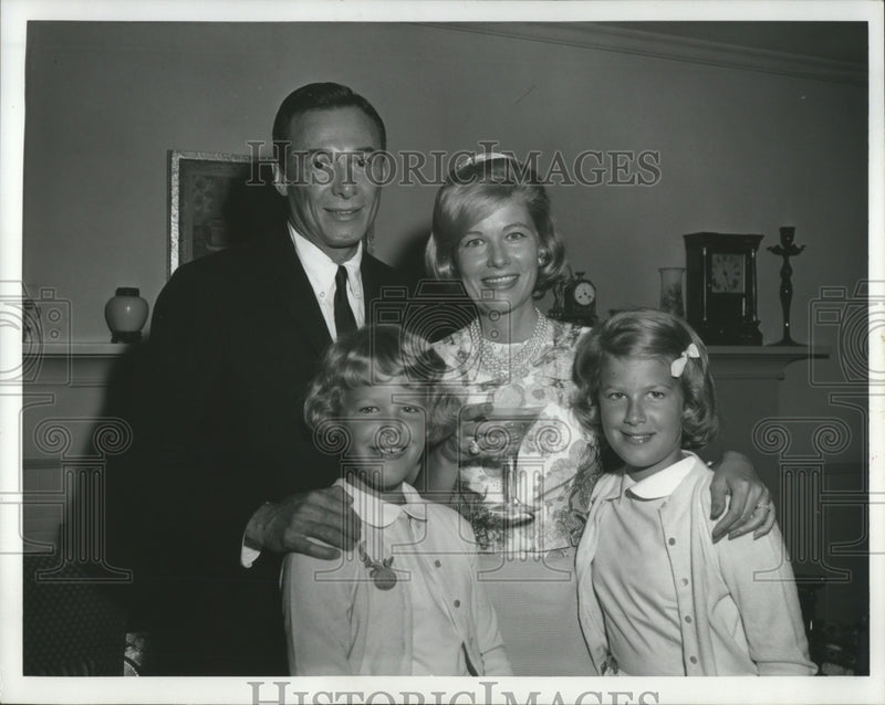 Load image into Gallery viewer, 1962 Press Photo Alan Livingston and Wife Nancy Olson with Her Two Daughters
