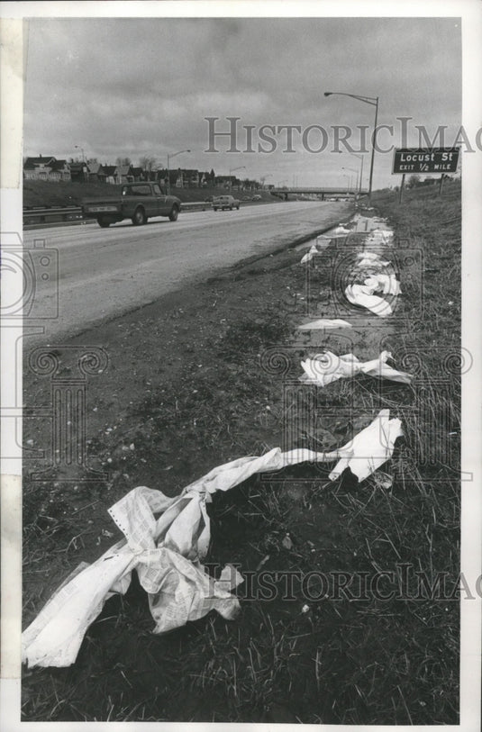 1974 Press Photo Litter lining the highway soon to be cleaned by spring cleaning