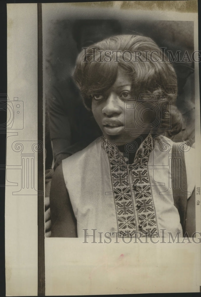 Load image into Gallery viewer, 1975 Press Photo Joan Little, goes on trial for murder of jailer, Raleigh, NC
