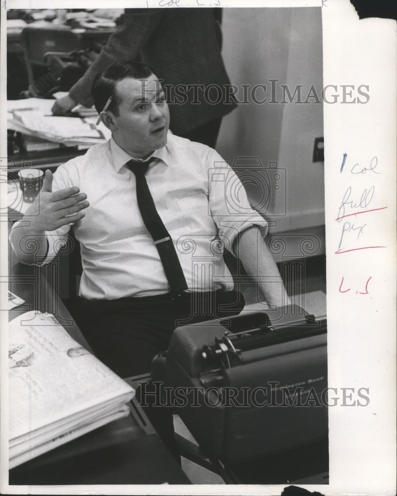 Load image into Gallery viewer, 1966 Press Photo George Lockwood, Journal Editor - mjb06331
