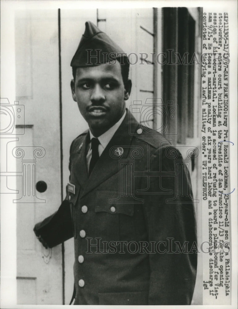 1967 Press Photo Army Private Ronald Lockman enters a court building- Historic Images