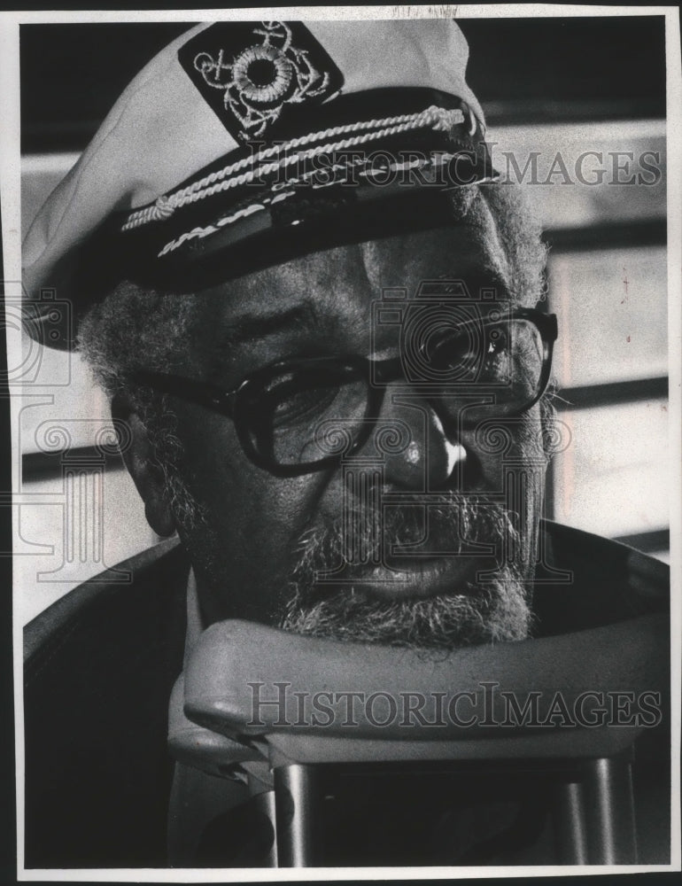 1977 Press Photo William Mosby With Crutches at Midnighter&#39;s Bar- Historic Images