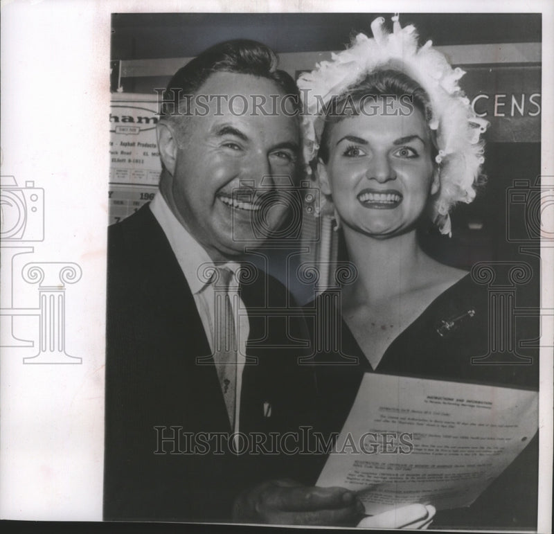 Load image into Gallery viewer, 1960 Press Photo Musician George Liberace &amp; his fiancee Joan Wiker in California
