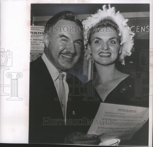 1960 Press Photo Musician George Liberace & his fiancee Joan Wiker in California