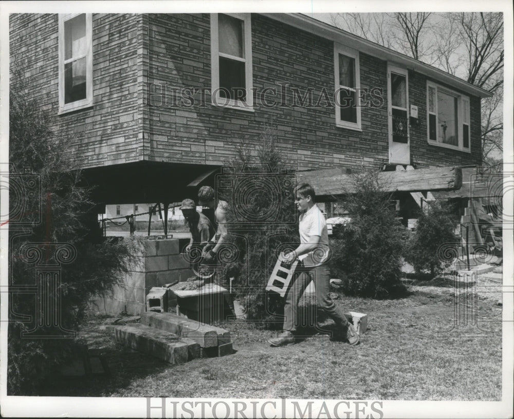 1969 Press Photo Mark Lessard, Dan Puckett and Clarence Shulka help after flood- Historic Images