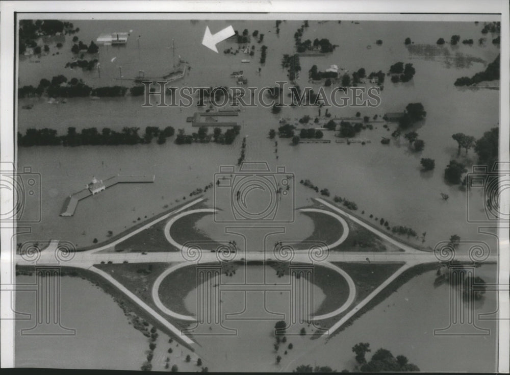 1951 Press Photo Flooding Results In Topeka, Kansas - mjb06597