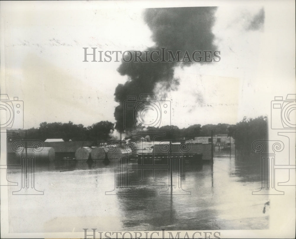 1951 Press Photo Gasoline Fire In Topeka Caused By Phillips Petroleum Co. Tank