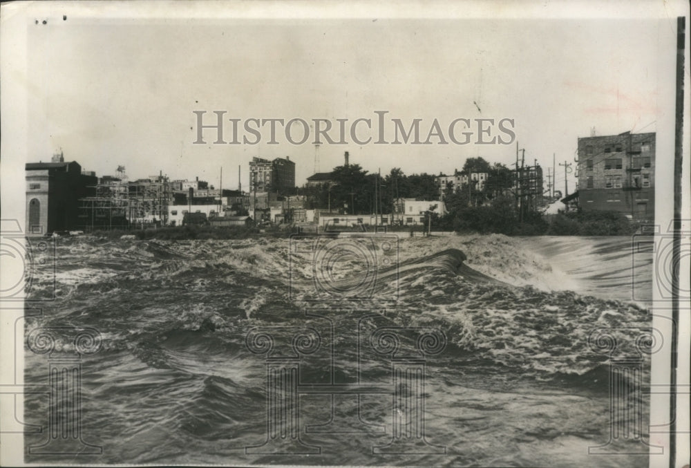 1954 Press Photo Large flood water waves flow over dam, Des Moines, Iowa